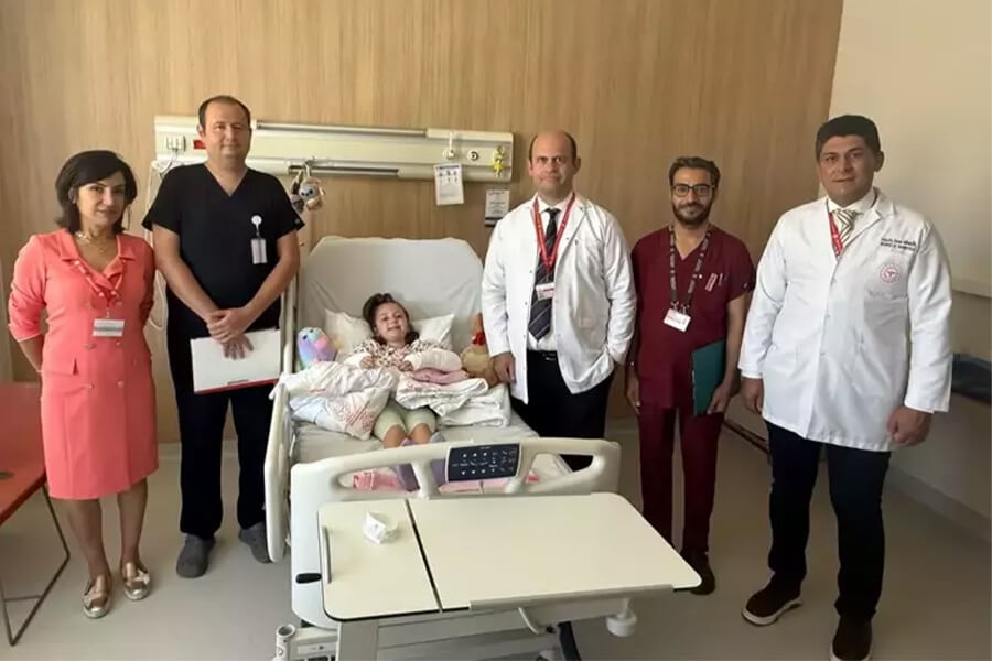 Fransa'da iki kolu kırılan Doğa, Türkiye'de tedavi edildi