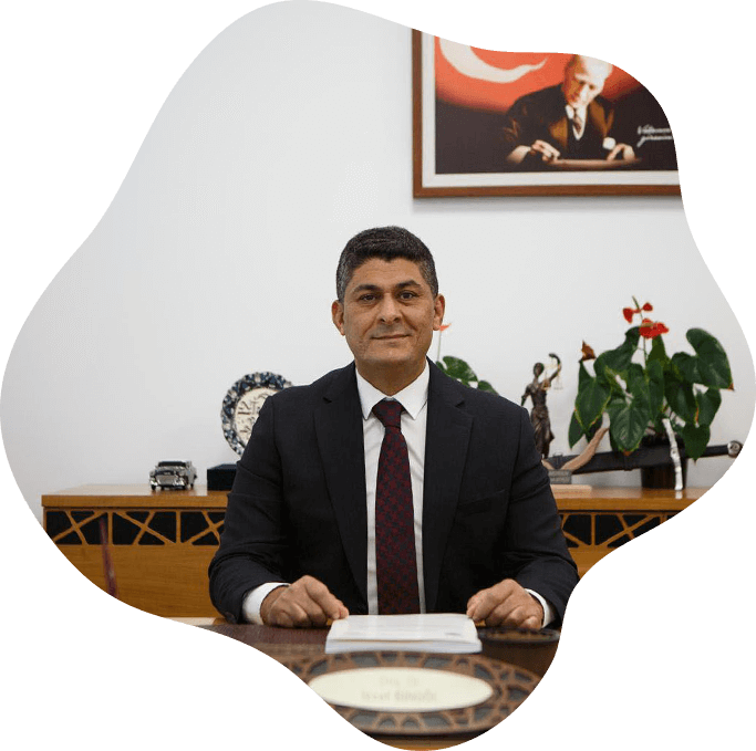 Doç. Dr. İzzet Bingöl çalışma odasında