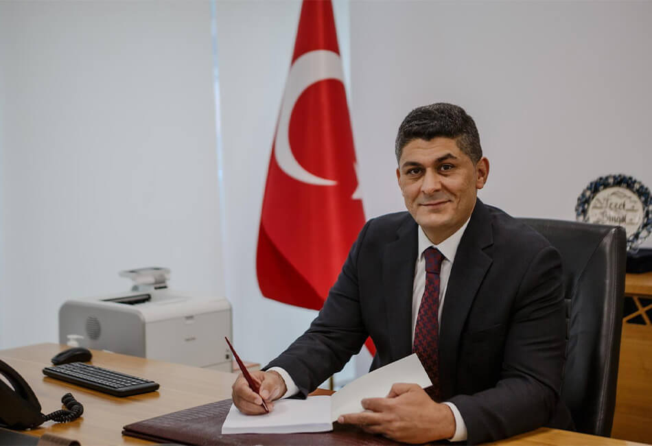 Doç. Dr. İzzet Bingöl çalışma odasında